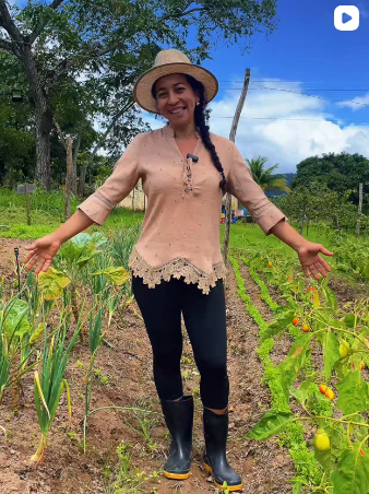 Visitante em meio aos canteiros verdes do rancho
