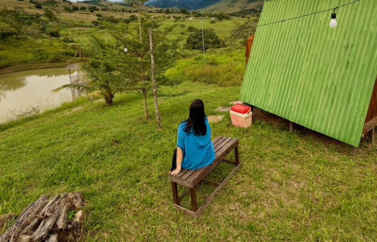 Paisagem verde do rancho, com lago e morros ao fundo