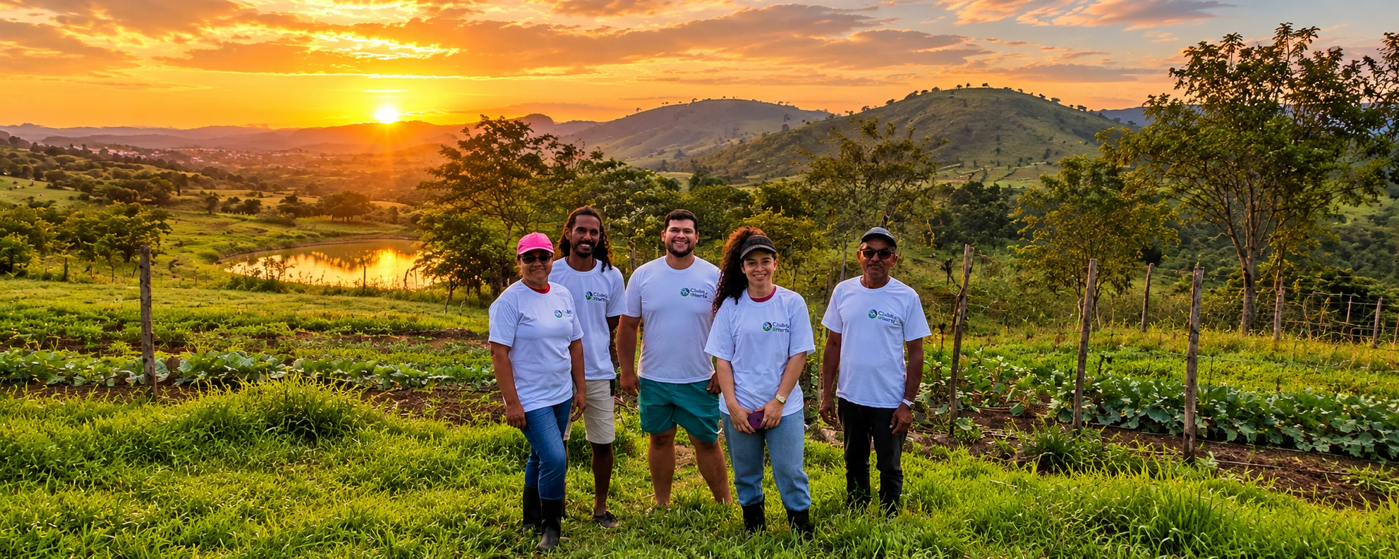 Grupo reunido em uma área verde do rancho ao entardecer