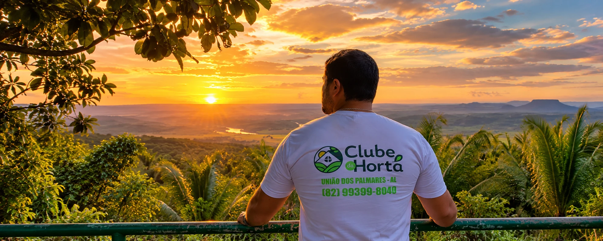 Visitante contempla o pôr do sol e as montanhas da região